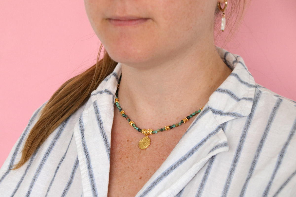 Faire un collier en perles avec des pierres gemmes - L'Alicier