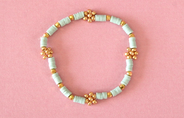Bracelet élastique avec fleurs en perles de rocailles
