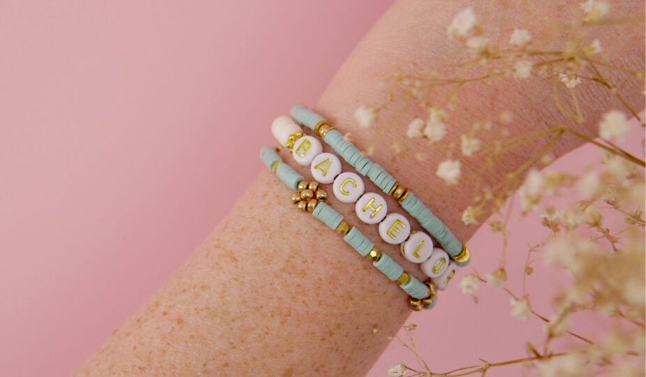 Bracelets DIY élastiques avec perles lettres "BACHELORETTE", idée d’activité créative pour EVJF ou bachelorette party