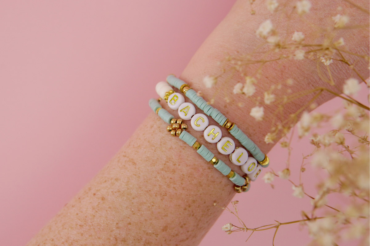 Bracelets DIY élastiques avec perles lettres "BACHELORETTE", idée d’activité créative pour EVJF ou bachelorette party