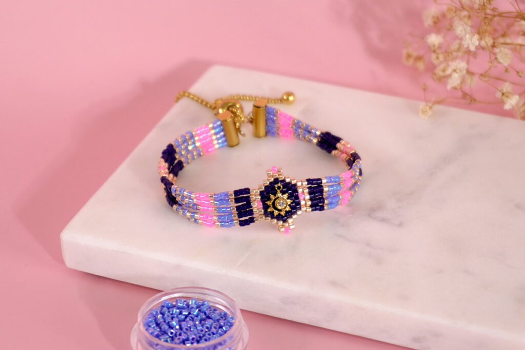 Bracelet en perles Miyuki bleu marine, rose et bleu clair en brick stitch avec breloque soleil dorée, bijou DIY estival pour débutants