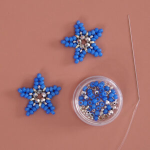 Étoiles en perles argentées et bleues.