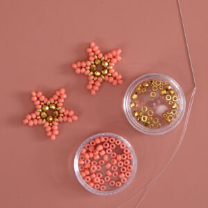 Boucles d'oreilles étoiles de mer en perles saumon et dorées.