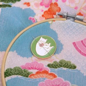 Porte-aiguille chat blanc