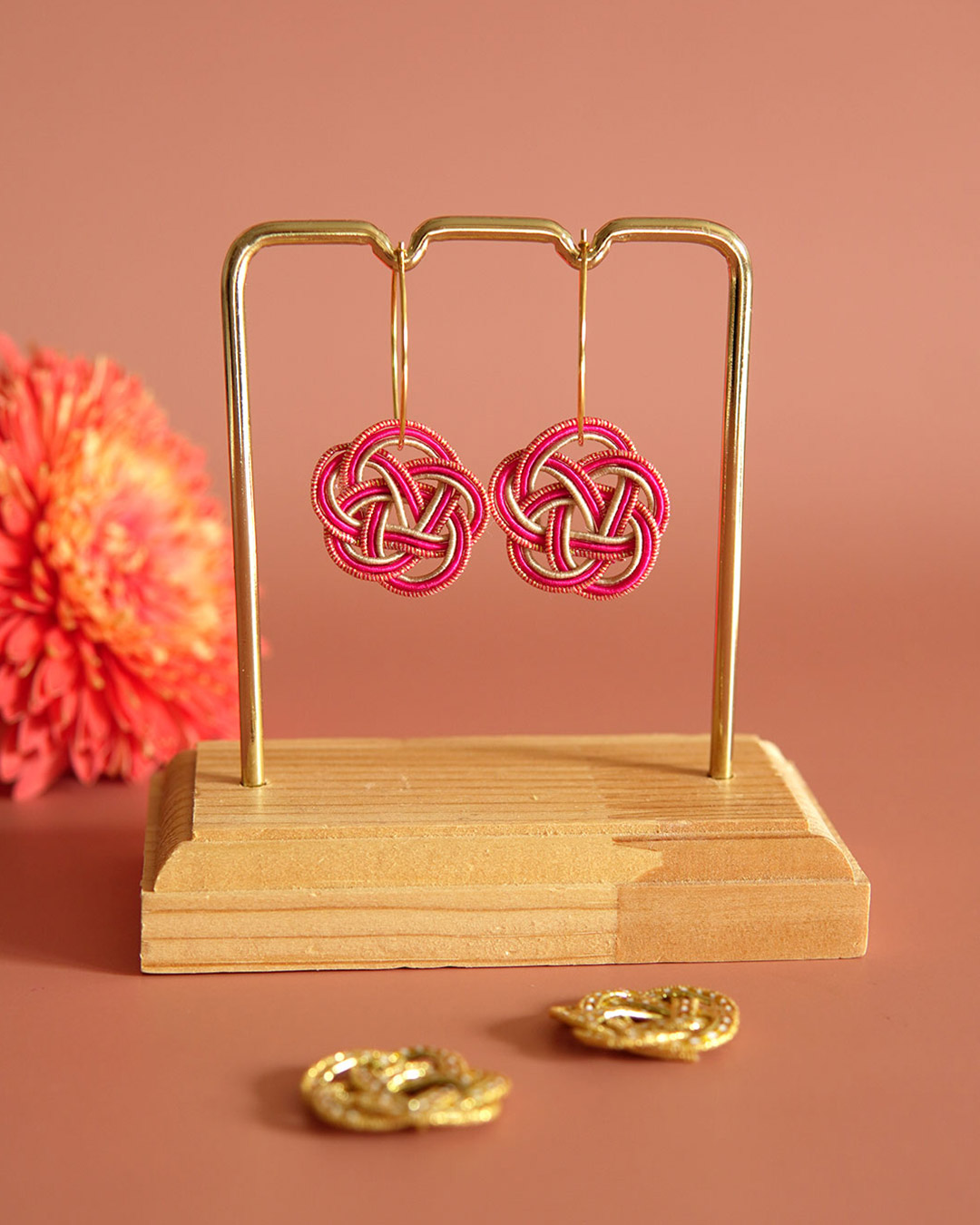 Boucles d'oreilles réalisées avec du fil Mizuhiki