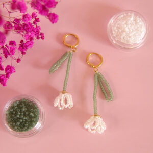Boucles d'oreilles tulipes blanches en perles