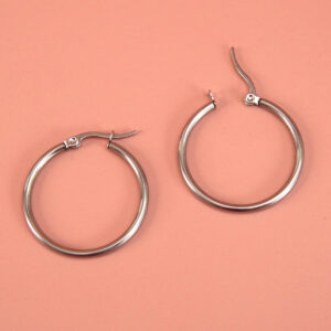 Créoles en acier inoxydable argenté.