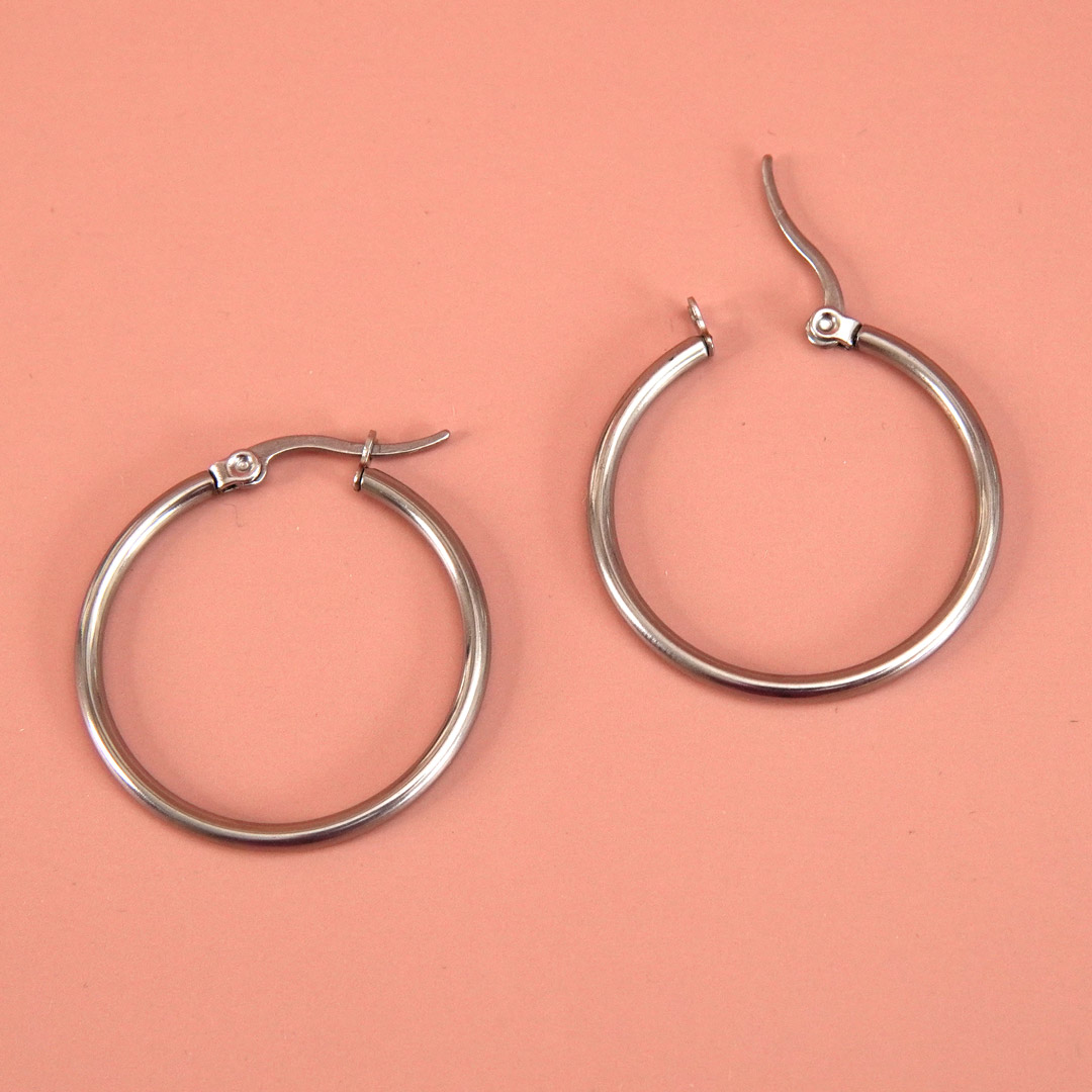 creoles_en_acier_inoxydable_argente Créoles en acier inoxydable argenté.