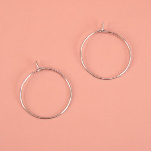 Créoles fines en acier inox argenté.