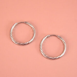 Créoles torsadées en acier inox argenté.