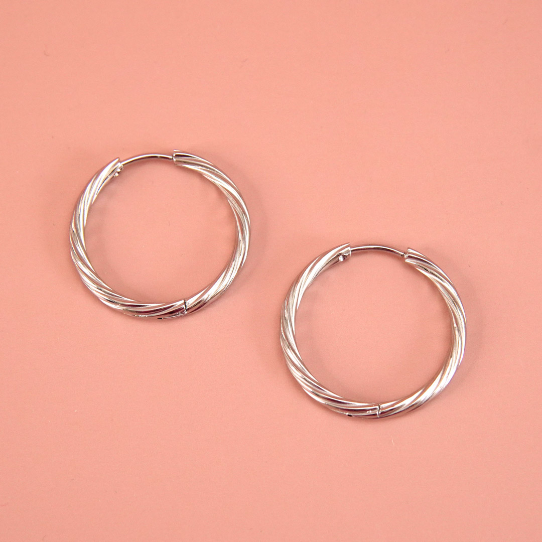 creoles_torsadees_en_acier_inox_argente Créoles torsadées en acier inox argenté.