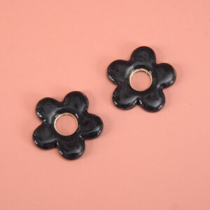 Pampilles fleurs en céramique noires.