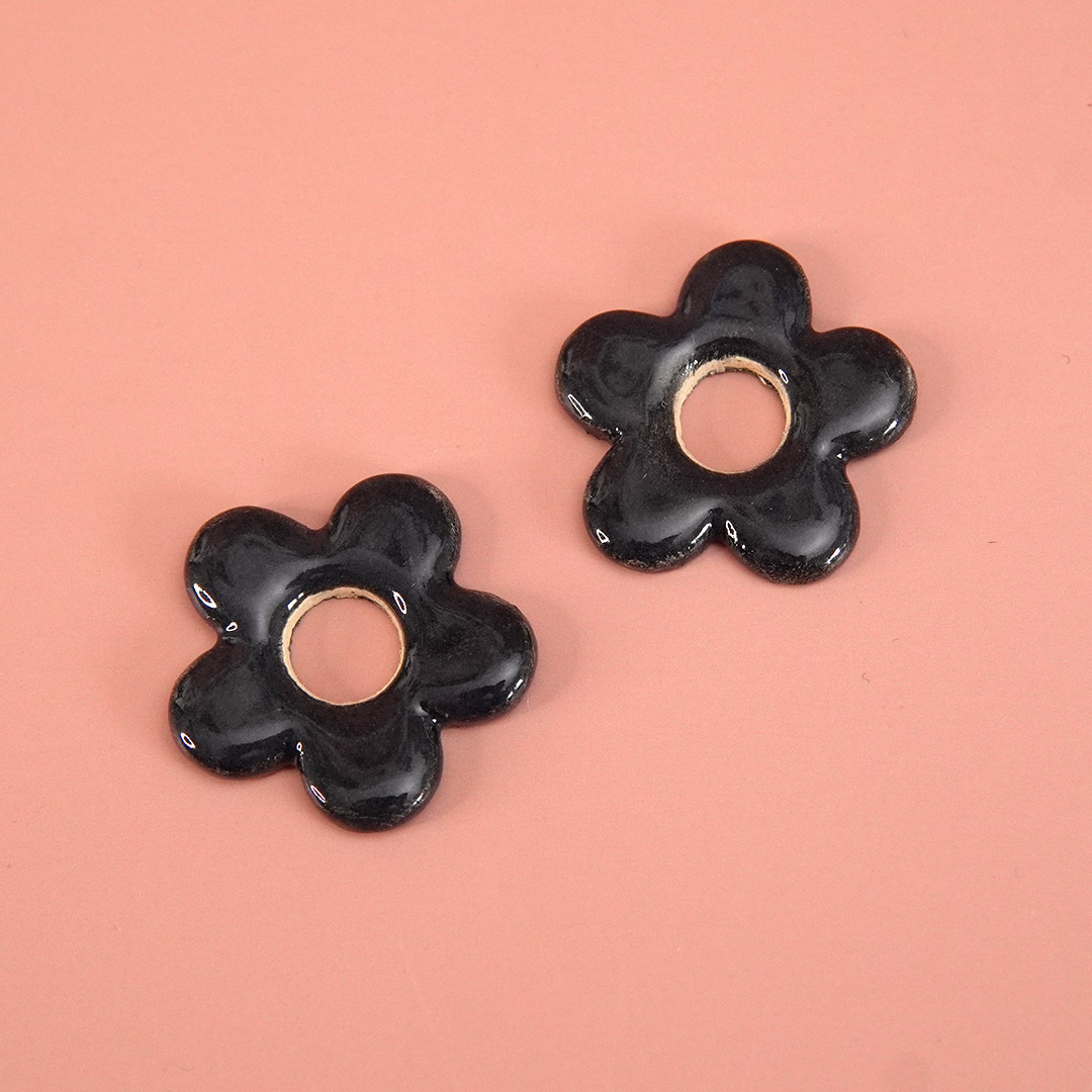 pampilles_fleurs_en_ceramique_noires Pampilles fleurs en céramique noires.