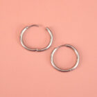 Petites créoles en acier inox argenté.