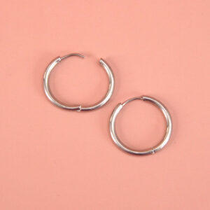 Petites créoles en acier inox argenté.