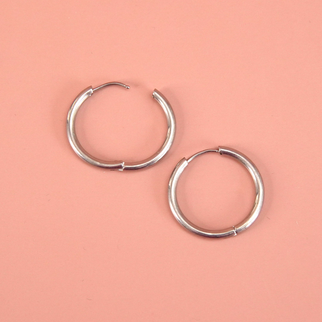 petites_creoles_en_acier_inox_argente Petites créoles en acier inox argenté.