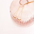 Boucles d'oreilles en perles Miyuki en forme de chevrons roses.