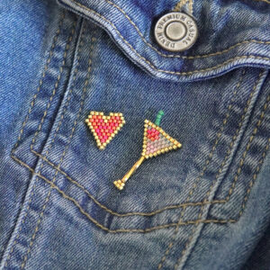 Atelier broche en perles miyuki. une broche coeur et une broche cocktail.